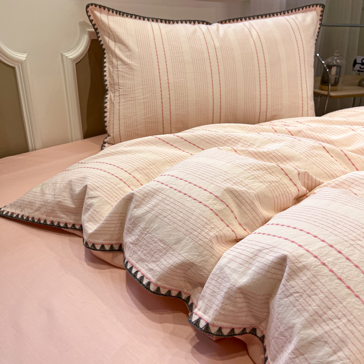 91家纺网 家纺一手货源 找家纺 莱茵家居 2026新款A类全棉纯棉色织大提花贝壳边四件套-序语松间系列 序语-粉