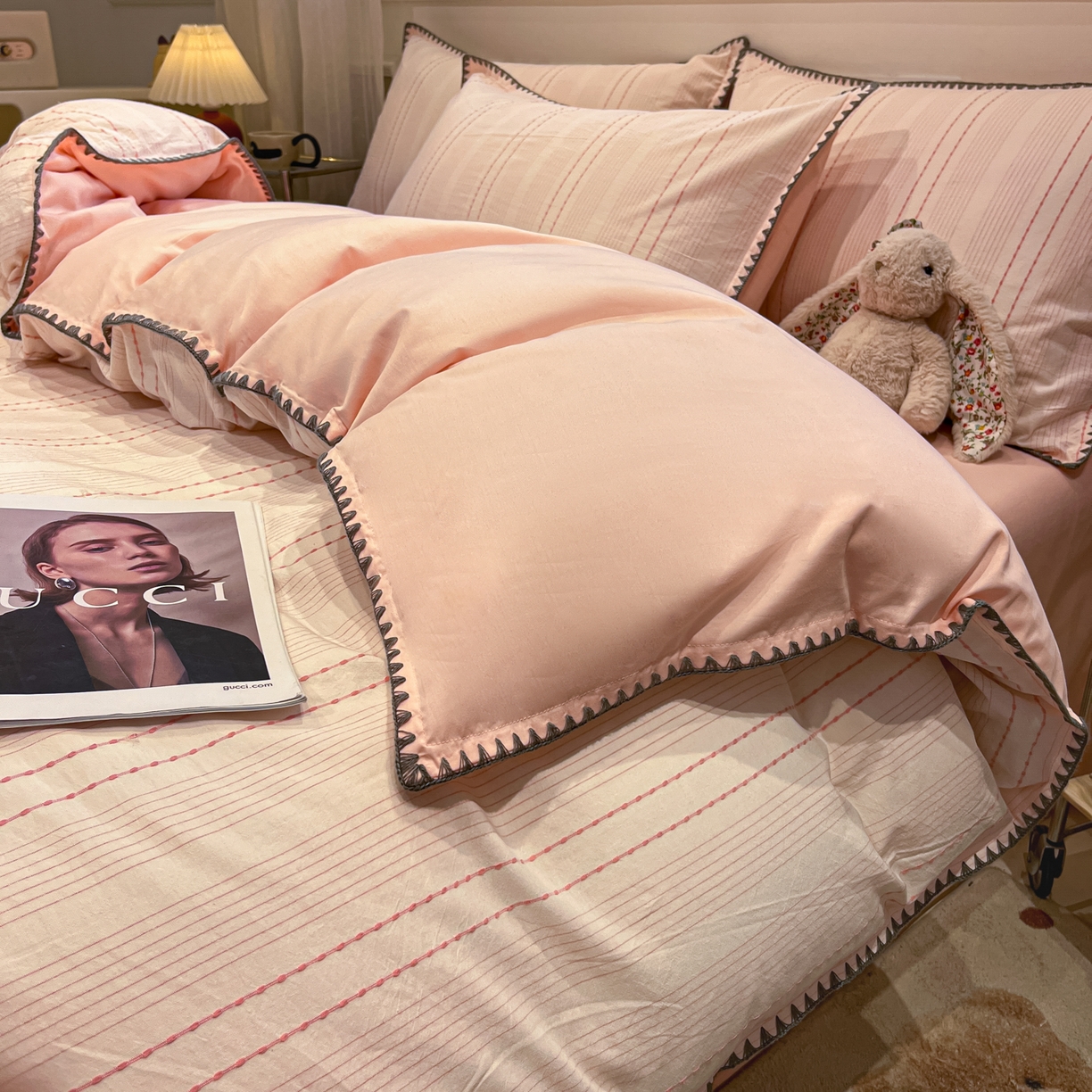 91家纺网 家纺一手货源 找家纺 莱茵家居 2026新款A类全棉纯棉色织大提花贝壳边四件套-序语松间系列 序语-粉