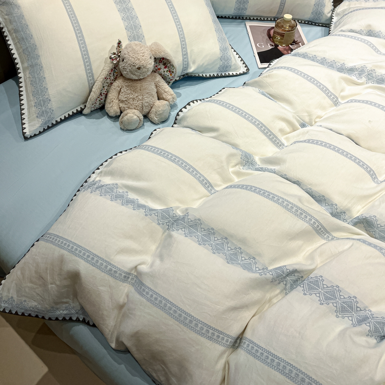 91家纺网 家纺一手货源 找家纺 莱茵家居 2026新款A类全棉纯棉色织大提花贝壳边四件套-序语松间系列 松间-蓝