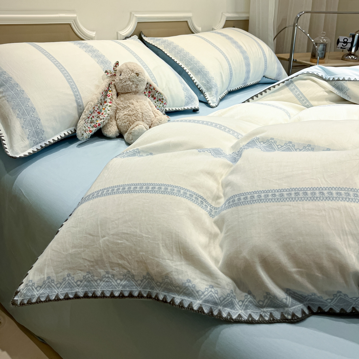 91家纺网 家纺一手货源 找家纺 莱茵家居 2026新款A类全棉纯棉色织大提花贝壳边四件套-序语松间系列 松间-蓝