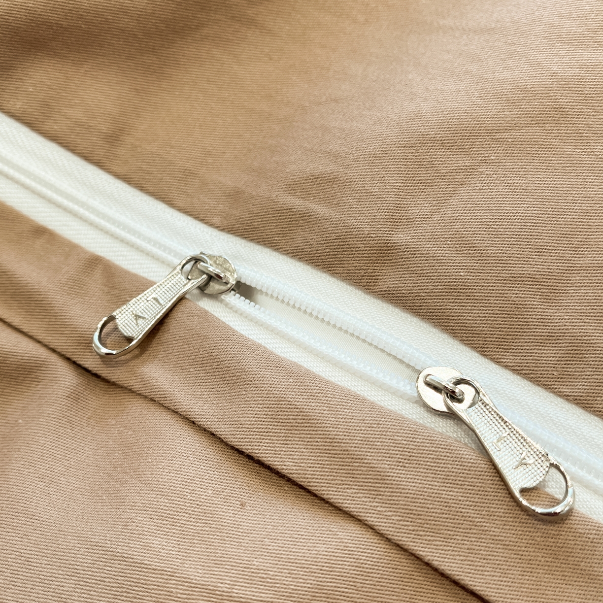 91家纺网 家纺一手货源 找家纺 莱茵家居 2026新款A类全棉纯棉色织大提花贝壳边四件套-序语松间系列 松间-棕