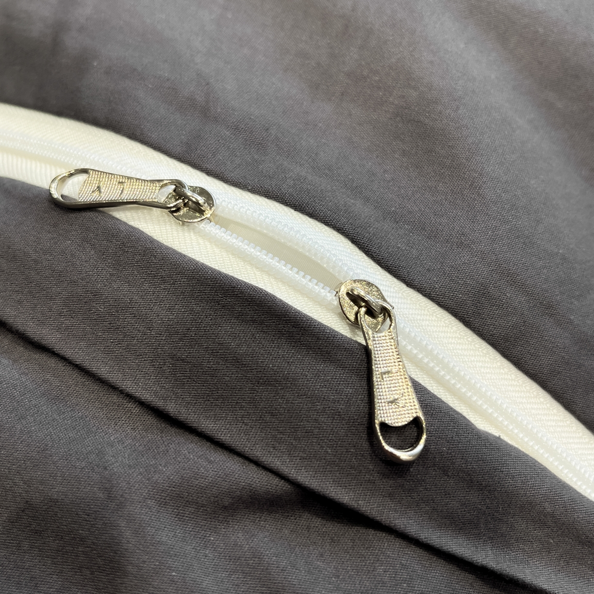 91家纺网 家纺一手货源 找家纺 莱茵家居 2026新款A类全棉纯棉色织大提花贝壳边四件套-序语松间系列 序语-灰