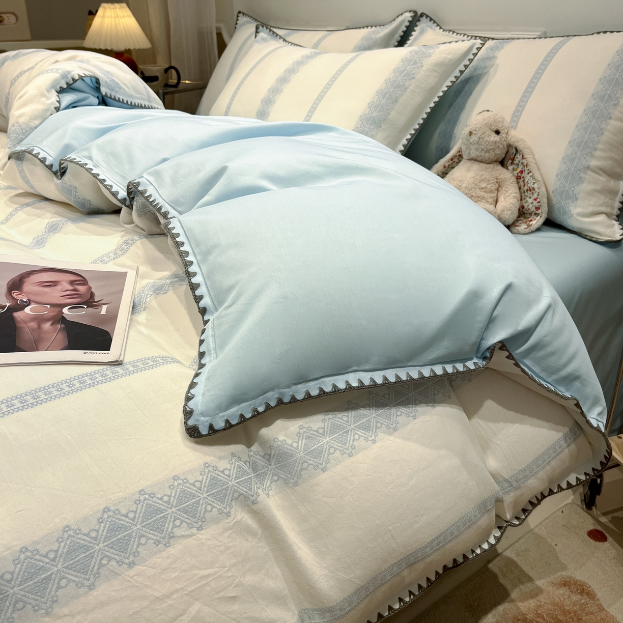 91家纺网 家纺一手货源 找家纺 莱茵家居 2026新款A类全棉纯棉色织大提花贝壳边四件套-序语松间系列 松间-蓝