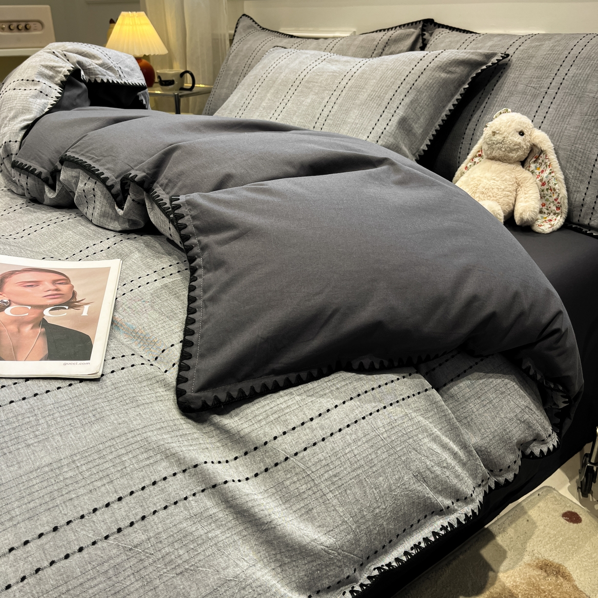 91家纺网 家纺一手货源 找家纺 莱茵家居 2026新款A类全棉纯棉色织大提花贝壳边四件套-序语松间系列 序语-灰