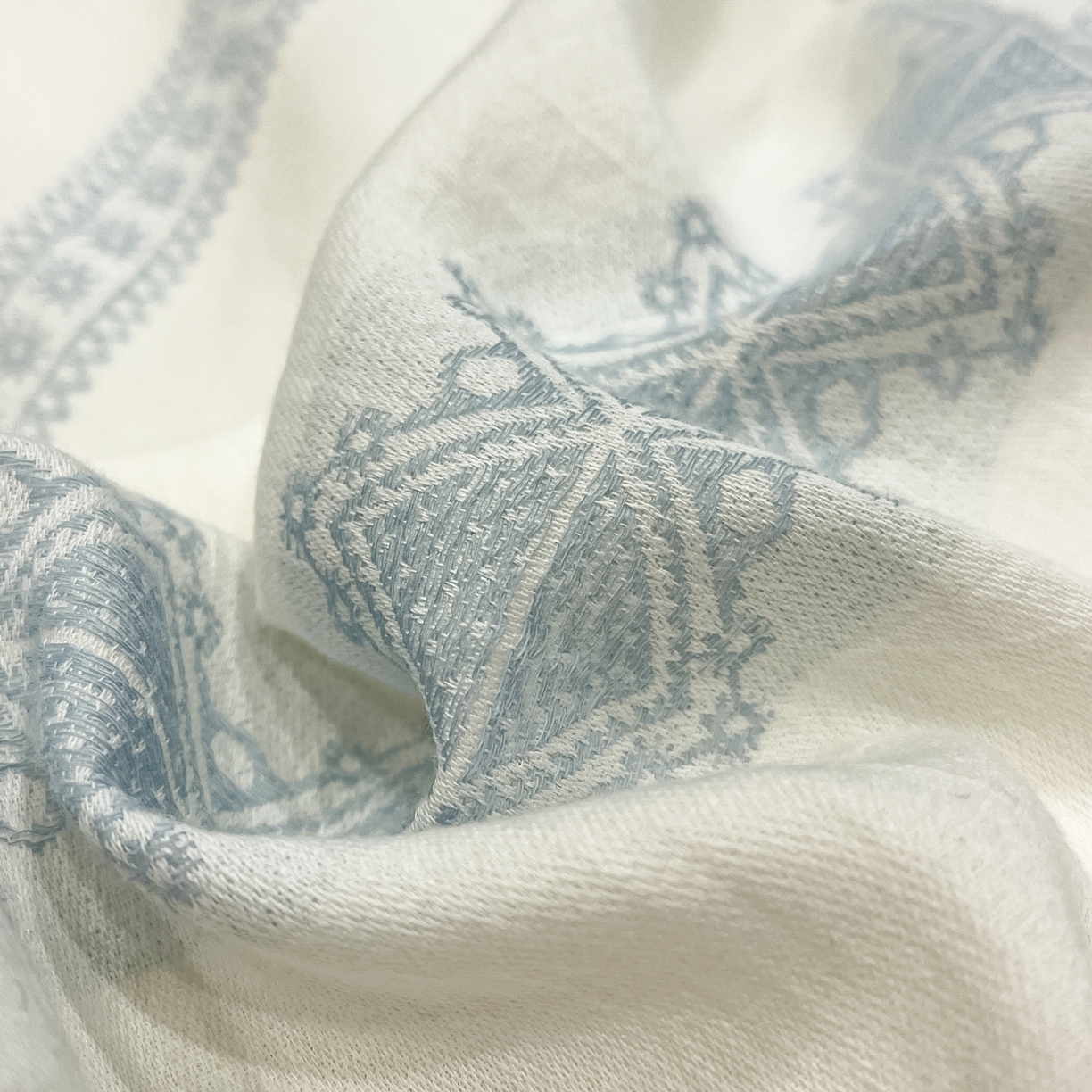 91家纺网 家纺一手货源 找家纺 莱茵家居 2026新款A类全棉纯棉色织大提花贝壳边四件套-序语松间系列 松间-蓝