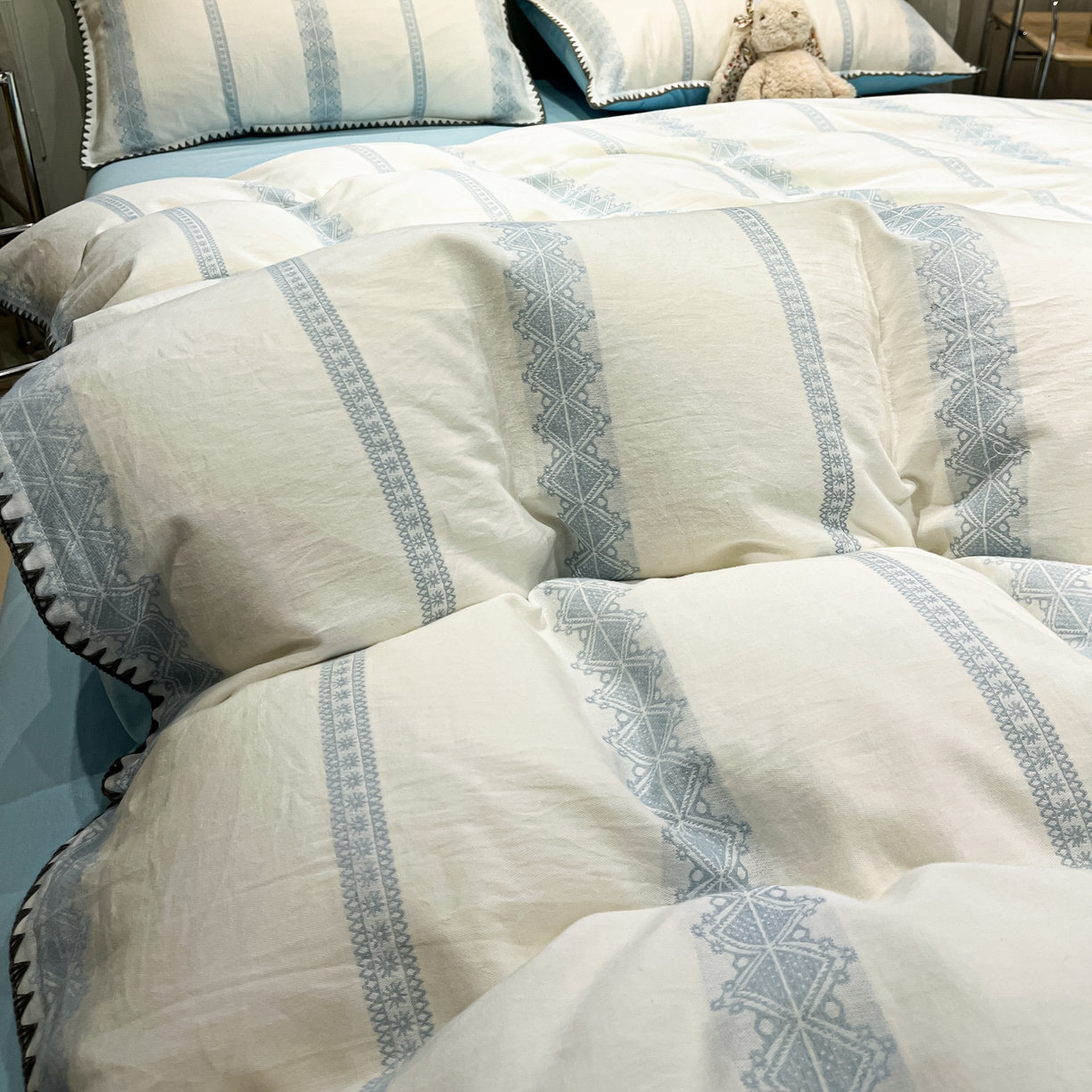 91家纺网 家纺一手货源 找家纺 莱茵家居 2026新款A类全棉纯棉色织大提花贝壳边四件套-序语松间系列 松间-蓝