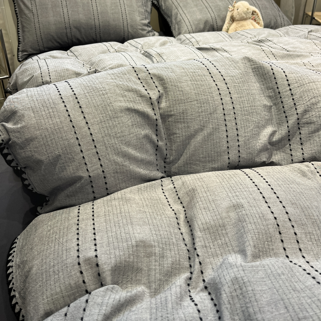 91家纺网 家纺一手货源 找家纺 莱茵家居 2026新款A类全棉纯棉色织大提花贝壳边四件套-序语松间系列 序语-灰