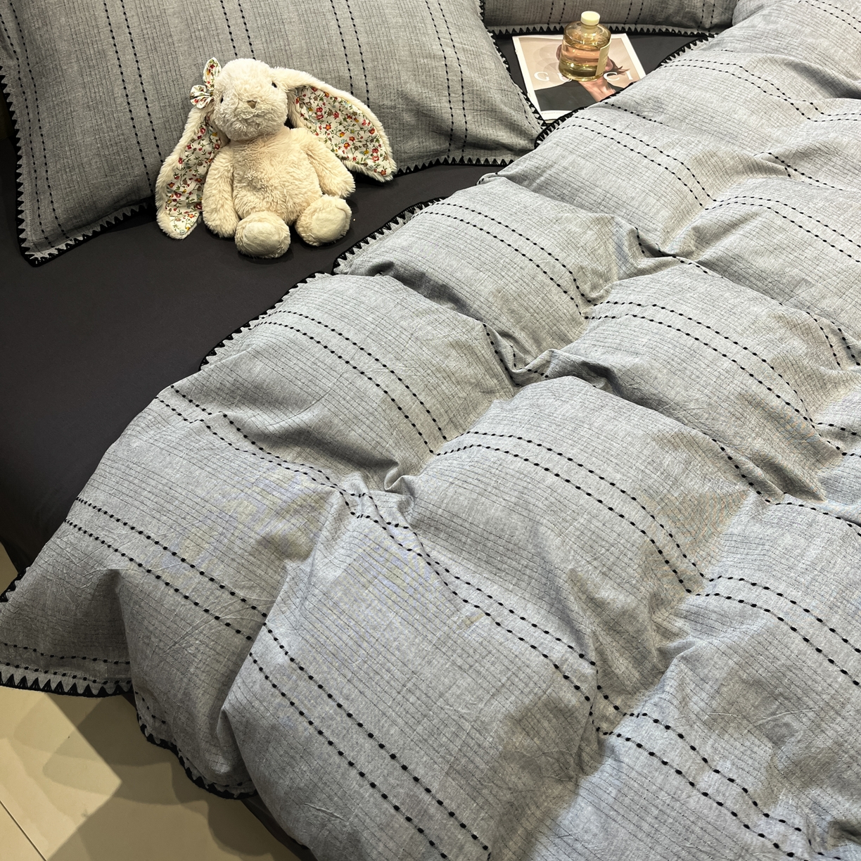 91家纺网 家纺一手货源 找家纺 莱茵家居 2026新款A类全棉纯棉色织大提花贝壳边四件套-序语松间系列 序语-灰