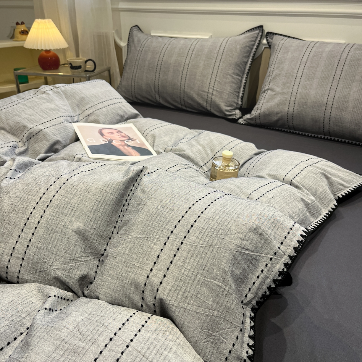 91家纺网 家纺一手货源 找家纺 莱茵家居 2026新款A类全棉纯棉色织大提花贝壳边四件套-序语松间系列 序语-灰