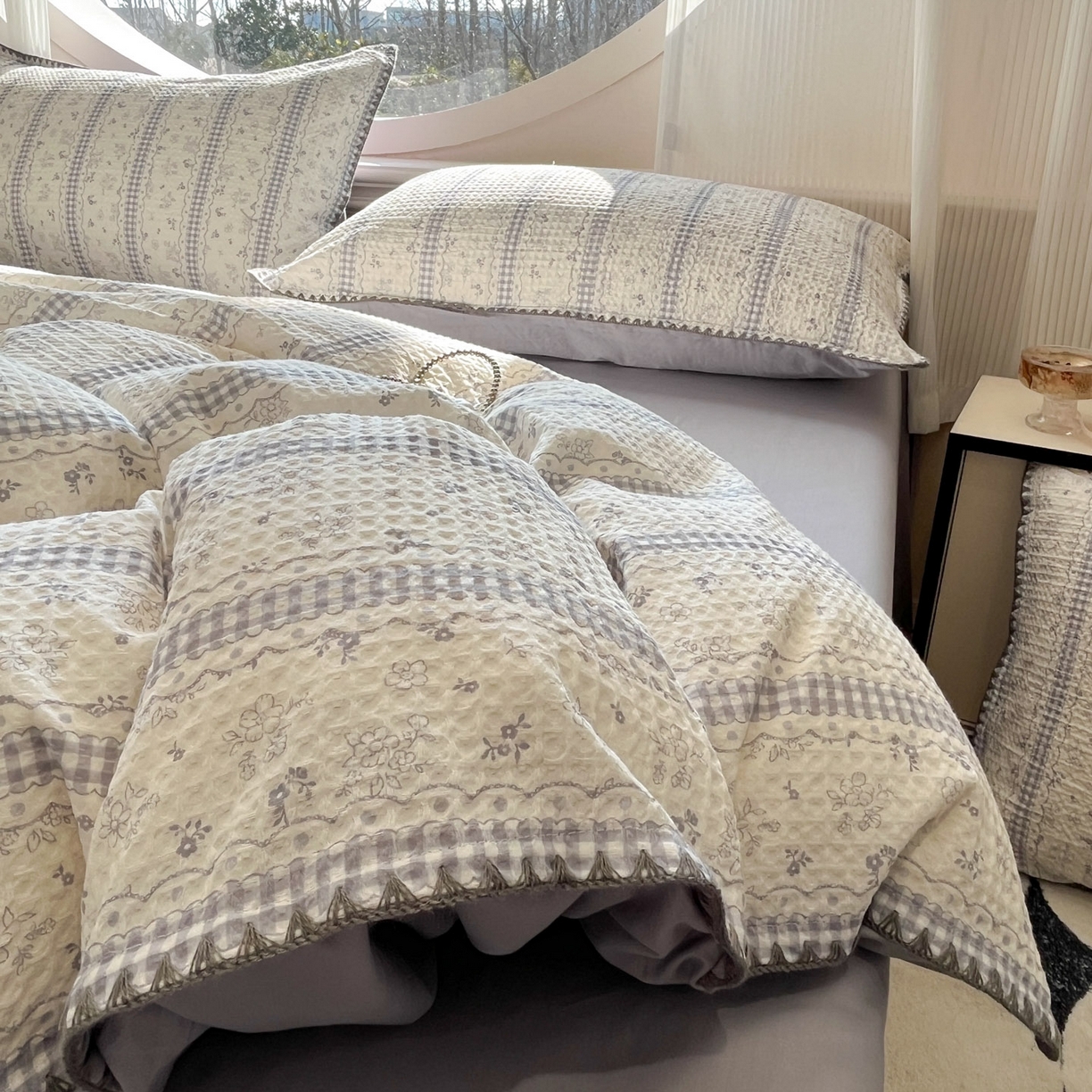 91家纺网 家纺一手货源 找家纺 莱茵家居 2026新款A类全棉华夫格印花贝壳边套件-华夫系列 华夫-丁香