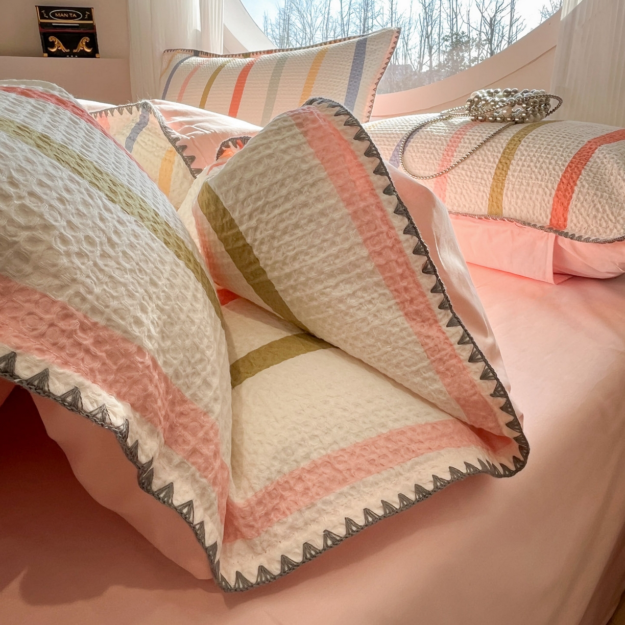 91家纺网 家纺一手货源 找家纺 莱茵家居 2026新款A类全棉华夫格印花贝壳边套件-华夫系列 华夫-枫糖粉