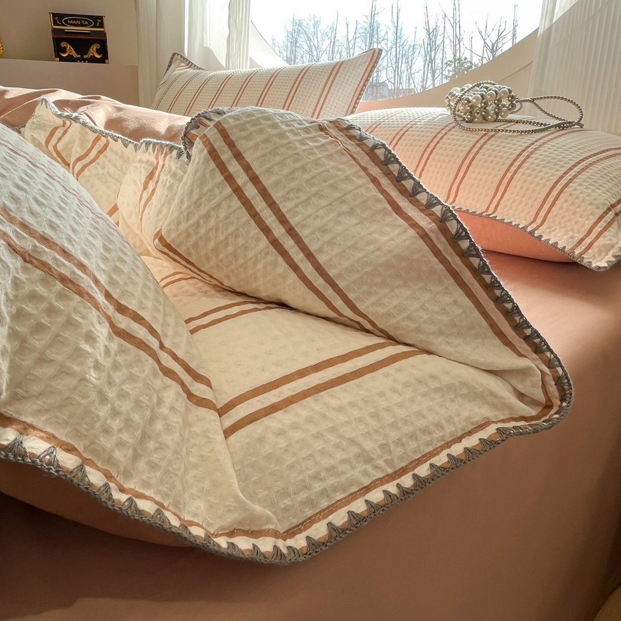 91家纺网 家纺一手货源 找家纺 莱茵家居 2026新款A类全棉华夫格印花贝壳边套件-华夫系列 华夫-拿铁