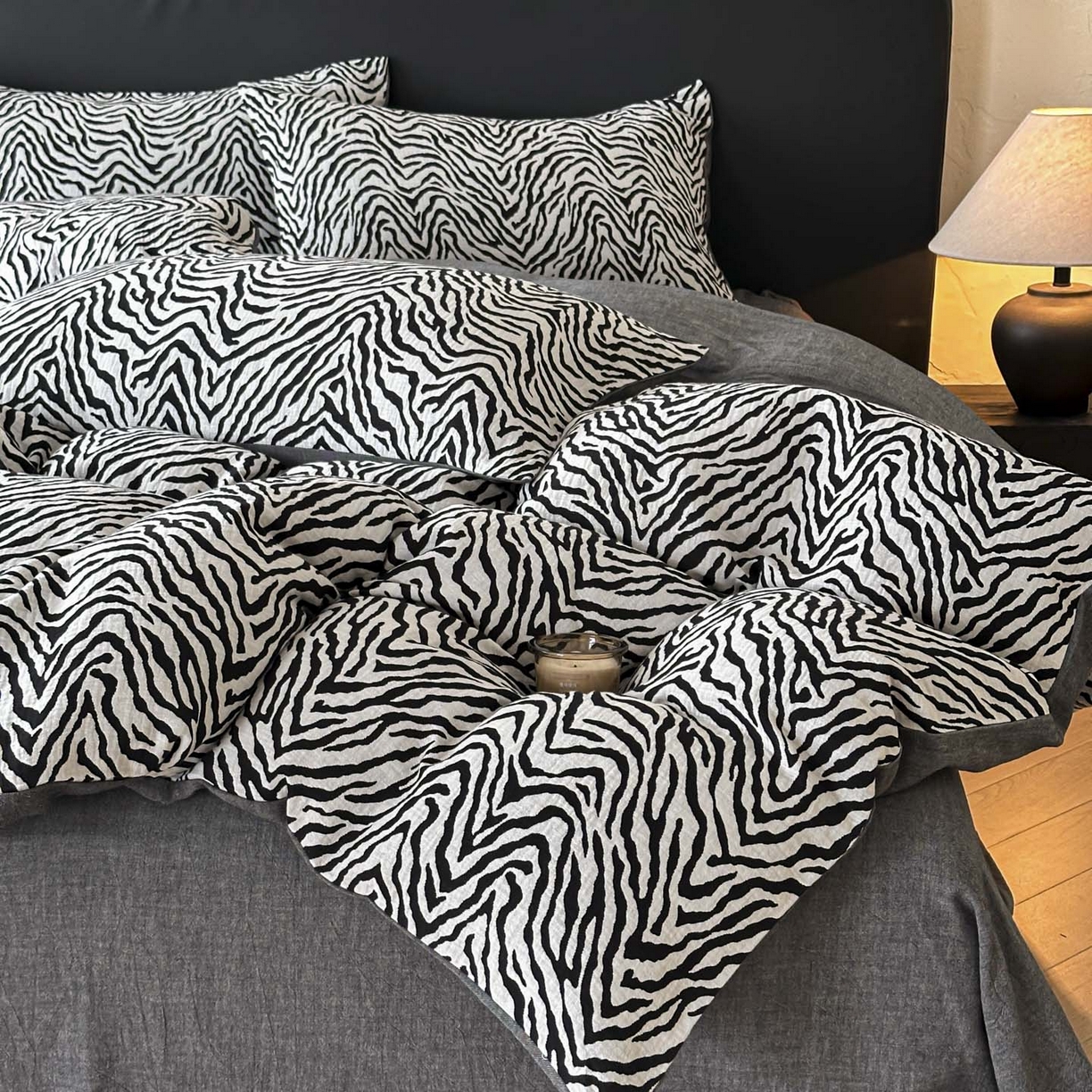 91家纺网 家纺一手货源 找家纺 （总）莱茵家居 2026新款A类60支全棉纯棉复古侘寂风色织提花四件套-墨隙系列