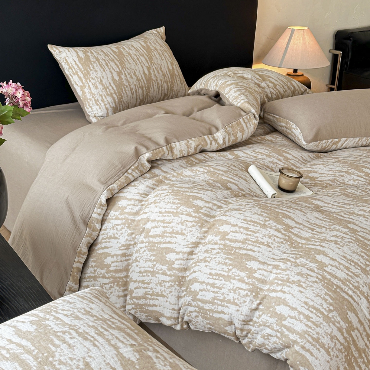 91家纺网 家纺一手货源 找家纺 莱茵家居 2026新款A类60支全棉纯棉复古侘寂风色织提花四件套-墨隙系列 墨隙-卡其