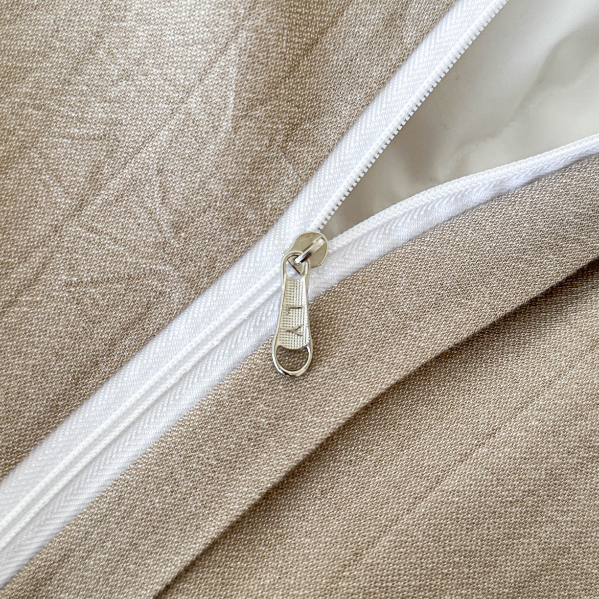 91家纺网 家纺一手货源 找家纺 莱茵家居 2026新款A类60支全棉纯棉复古侘寂风色织提花四件套-墨隙系列 墨隙-卡其