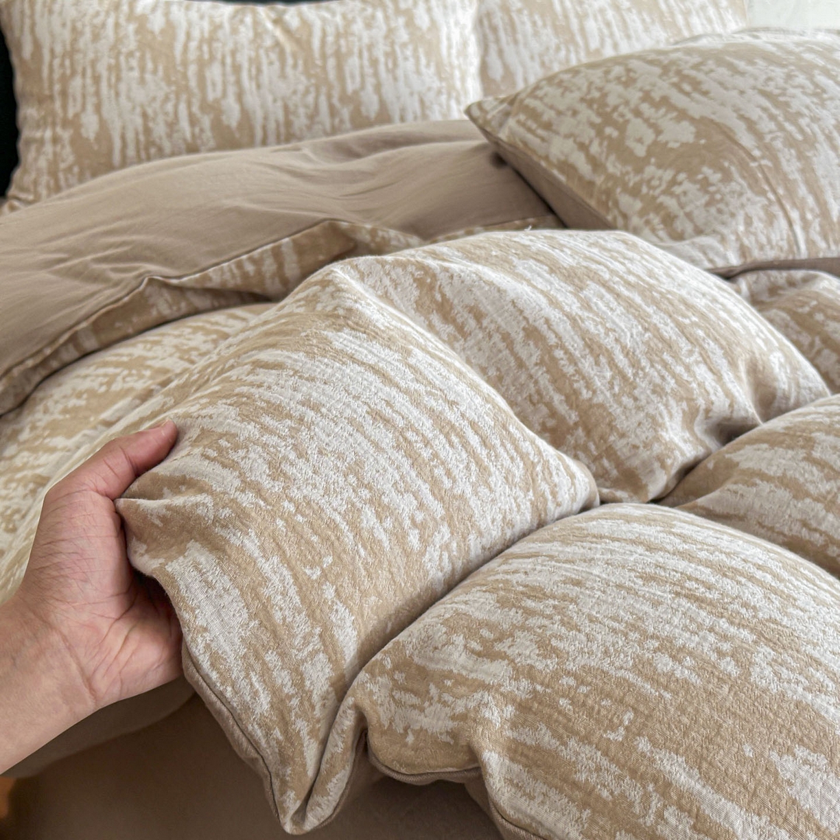 91家纺网 家纺一手货源 找家纺 莱茵家居 2026新款A类60支全棉纯棉复古侘寂风色织提花四件套-墨隙系列 墨隙-卡其