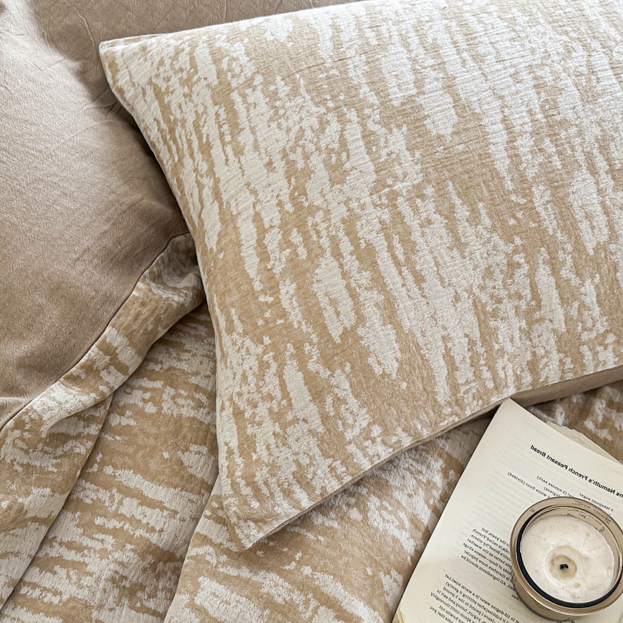 91家纺网 家纺一手货源 找家纺 莱茵家居 2026新款A类60支全棉纯棉复古侘寂风色织提花四件套-墨隙系列 墨隙-卡其