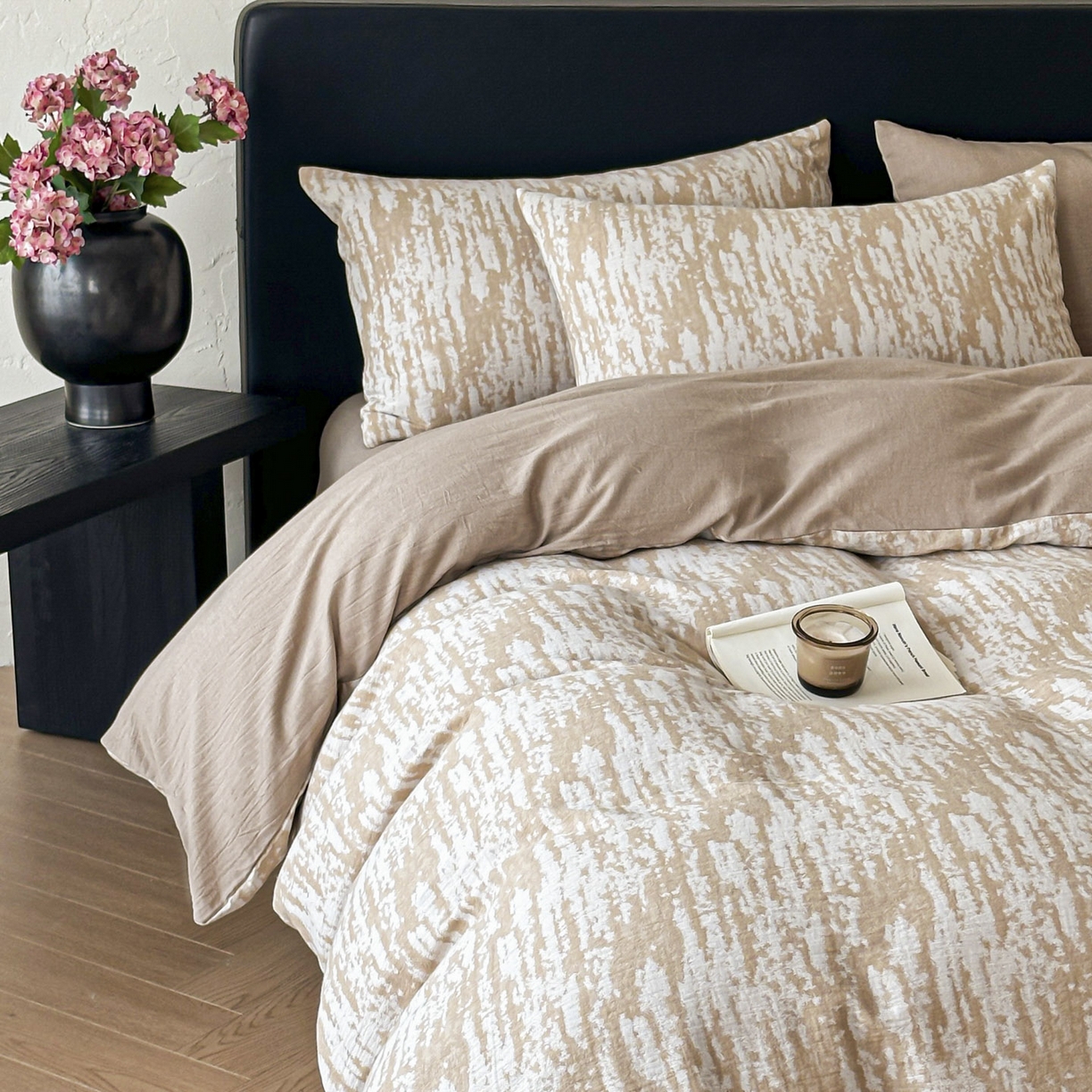 91家纺网 家纺一手货源 找家纺 莱茵家居 2026新款A类60支全棉纯棉复古侘寂风色织提花四件套-墨隙系列 墨隙-卡其