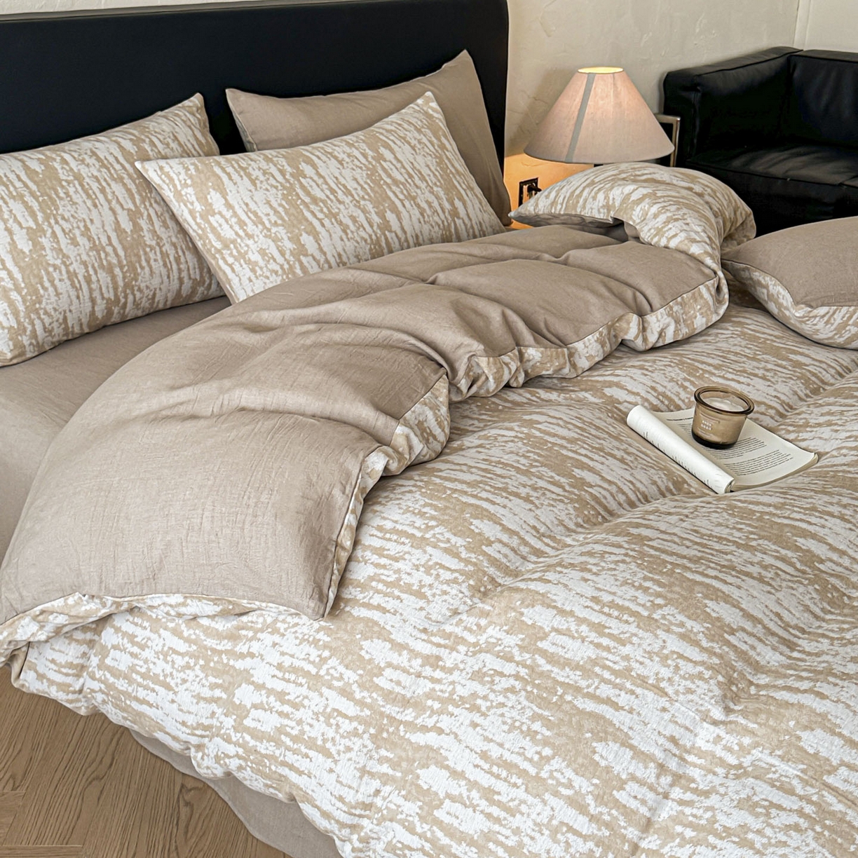 91家纺网 家纺一手货源 找家纺 莱茵家居 2026新款A类60支全棉纯棉复古侘寂风色织提花四件套-墨隙系列 墨隙-卡其