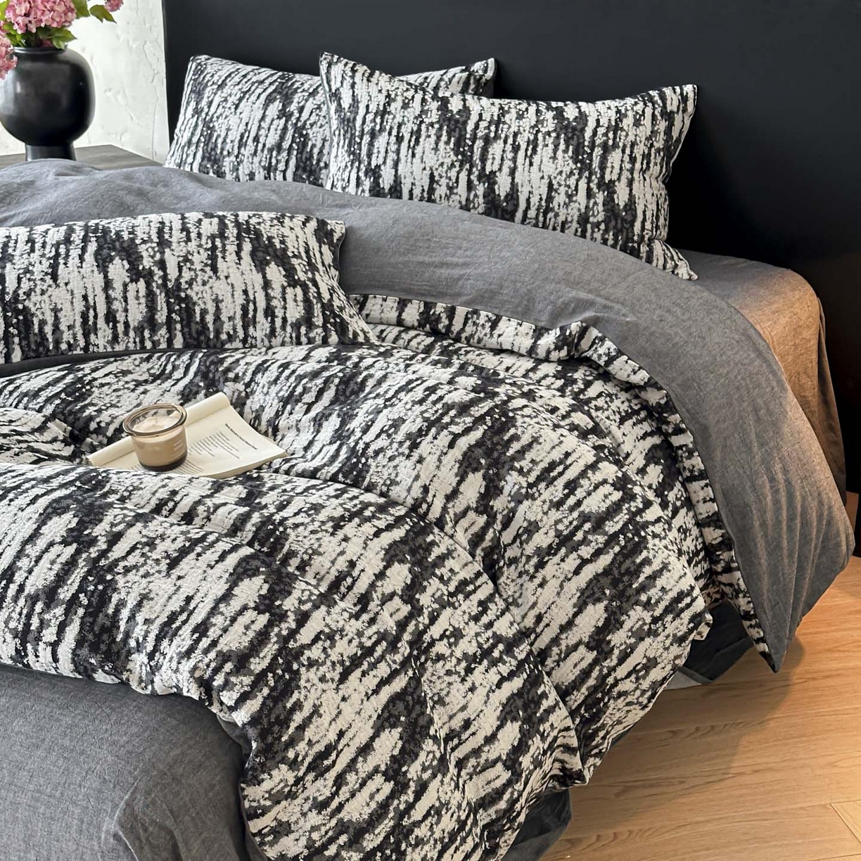 91家纺网 家纺一手货源 找家纺 莱茵家居 2026新款A类60支全棉纯棉复古侘寂风色织提花四件套-墨隙系列 墨隙-深灰