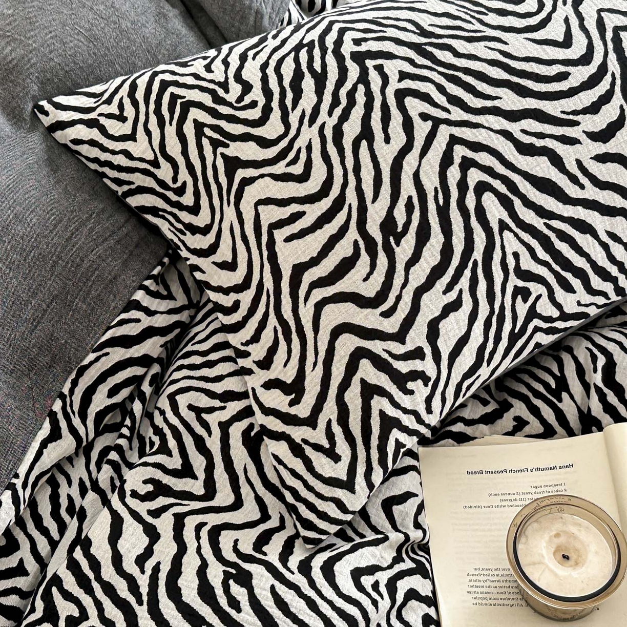 91家纺网 家纺一手货源 找家纺 莱茵家居 2026新款A类60支全棉纯棉复古侘寂风色织提花四件套-墨隙系列 斑斓-深灰