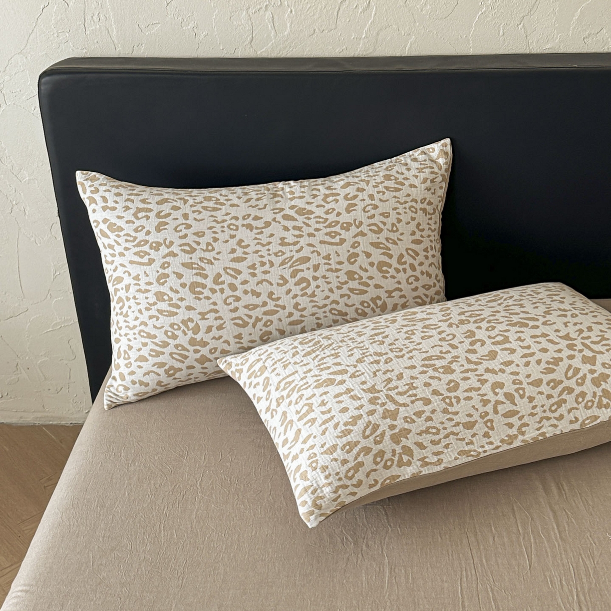 91家纺网 家纺一手货源 找家纺 莱茵家居 2026新款A类60支全棉纯棉复古侘寂风色织提花四件套-墨隙系列 豹纹-卡其