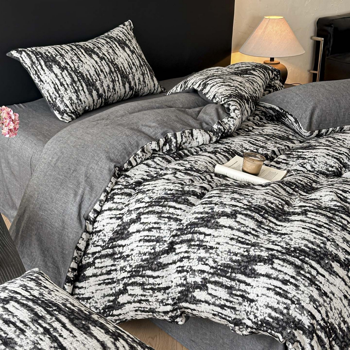 91家纺网 家纺一手货源 找家纺 莱茵家居 2026新款A类60支全棉纯棉复古侘寂风色织提花四件套-墨隙系列 墨隙-深灰