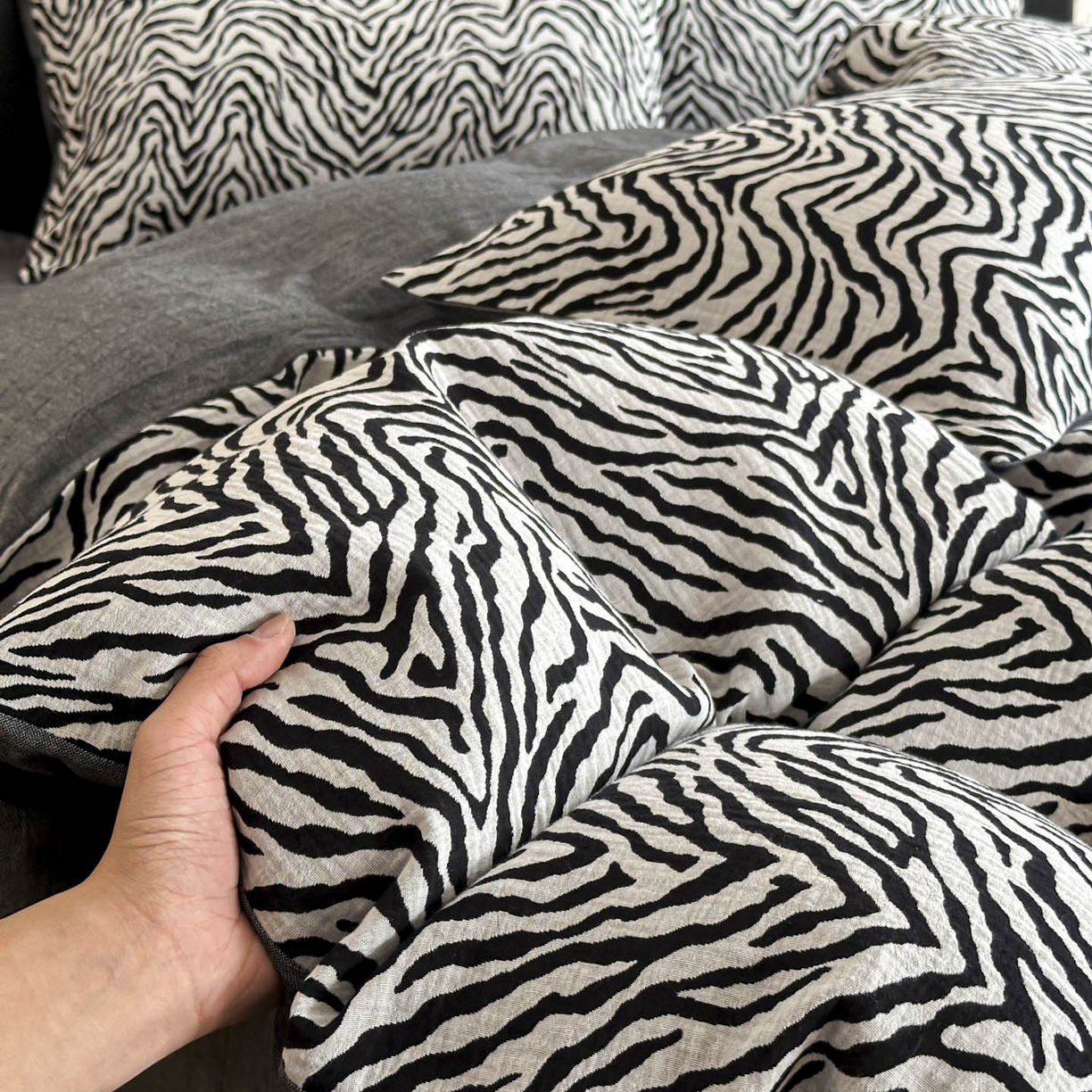 91家纺网 家纺一手货源 找家纺 莱茵家居 2026新款A类60支全棉纯棉复古侘寂风色织提花四件套-墨隙系列 斑斓-深灰