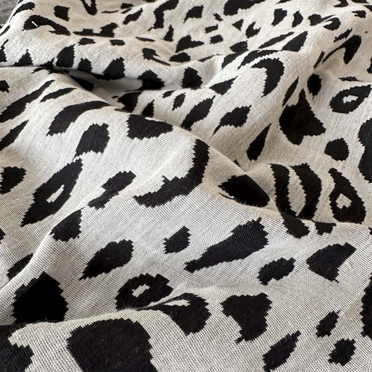 91家纺网 家纺一手货源 找家纺 莱茵家居 2026新款A类60支全棉纯棉复古侘寂风色织提花四件套-墨隙系列 豹纹-深灰