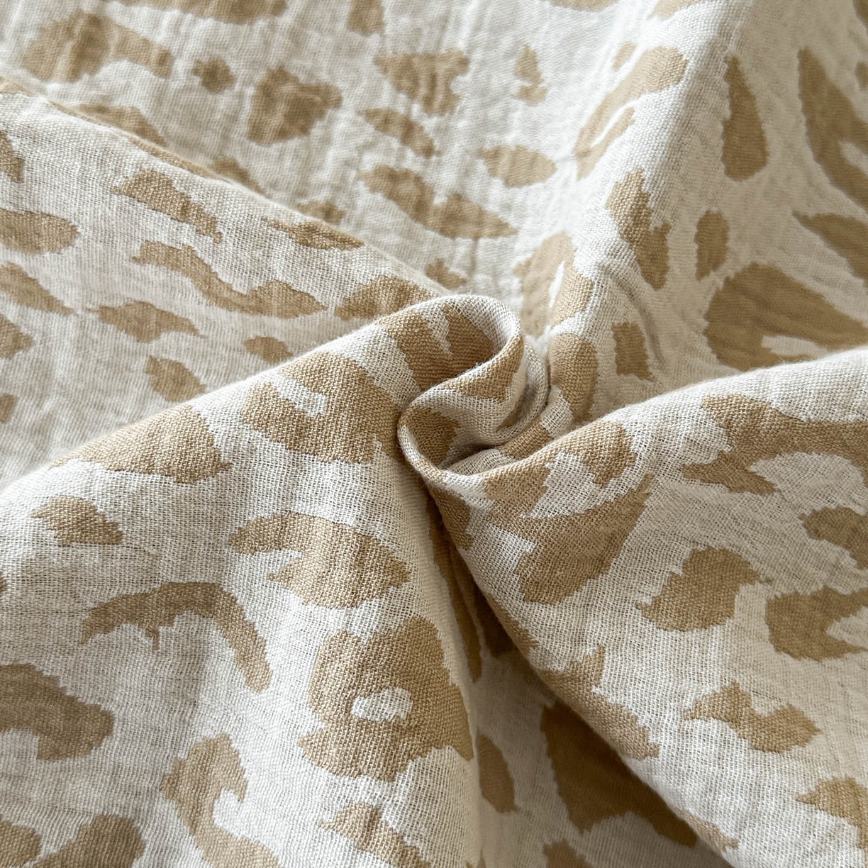 91家纺网 家纺一手货源 找家纺 莱茵家居 2026新款A类60支全棉纯棉复古侘寂风色织提花四件套-墨隙系列 豹纹-卡其