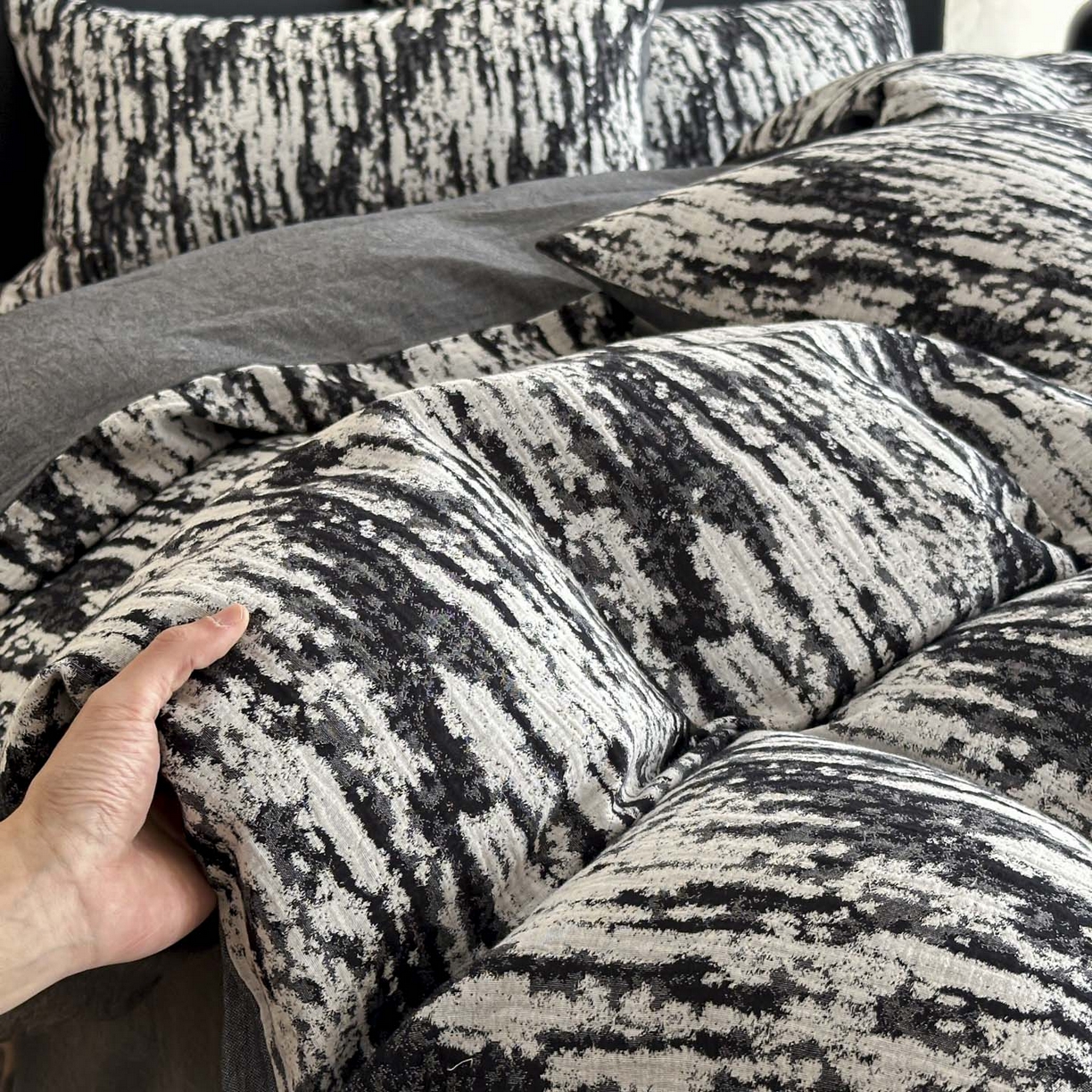 91家纺网 家纺一手货源 找家纺 莱茵家居 2026新款A类60支全棉纯棉复古侘寂风色织提花四件套-墨隙系列 墨隙-深灰