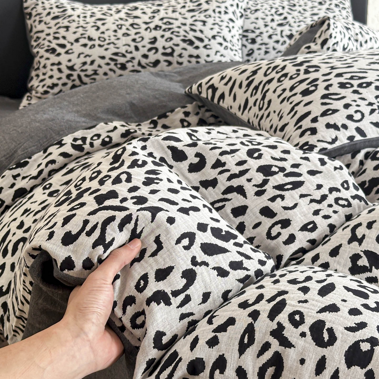 91家纺网 家纺一手货源 找家纺 莱茵家居 2026新款A类60支全棉纯棉复古侘寂风色织提花四件套-墨隙系列 豹纹-深灰