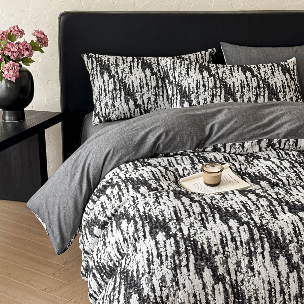 91家纺网 家纺一手货源 找家纺 莱茵家居 2026新款A类60支全棉纯棉复古侘寂风色织提花四件套-墨隙系列 墨隙-深灰