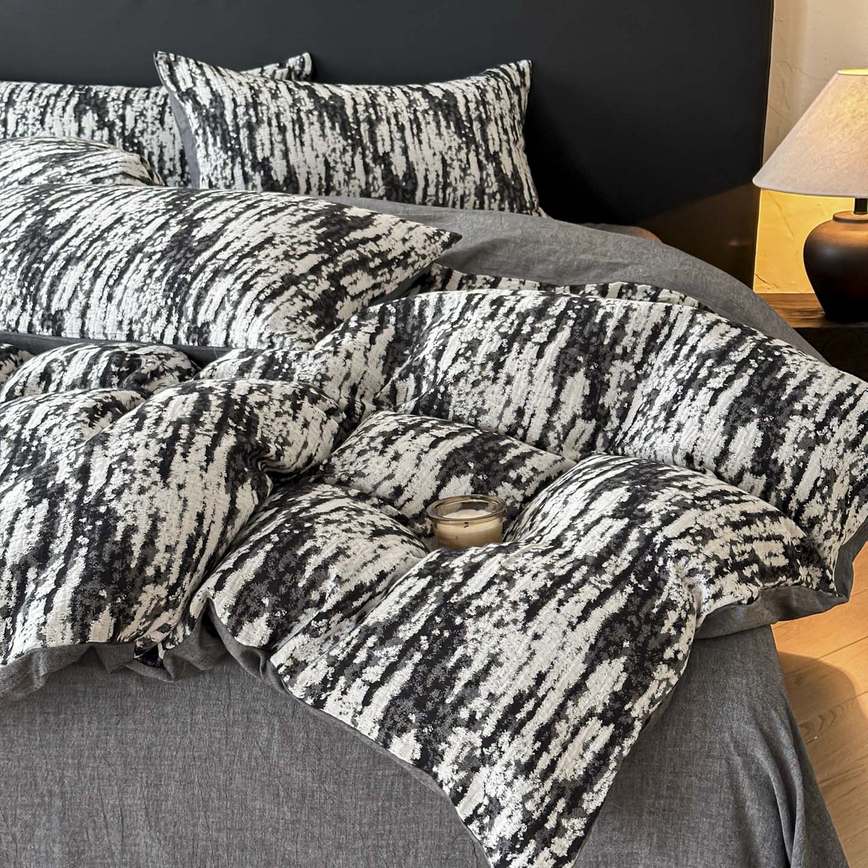 91家纺网 家纺一手货源 找家纺 莱茵家居 2026新款A类60支全棉纯棉复古侘寂风色织提花四件套-墨隙系列 墨隙-深灰