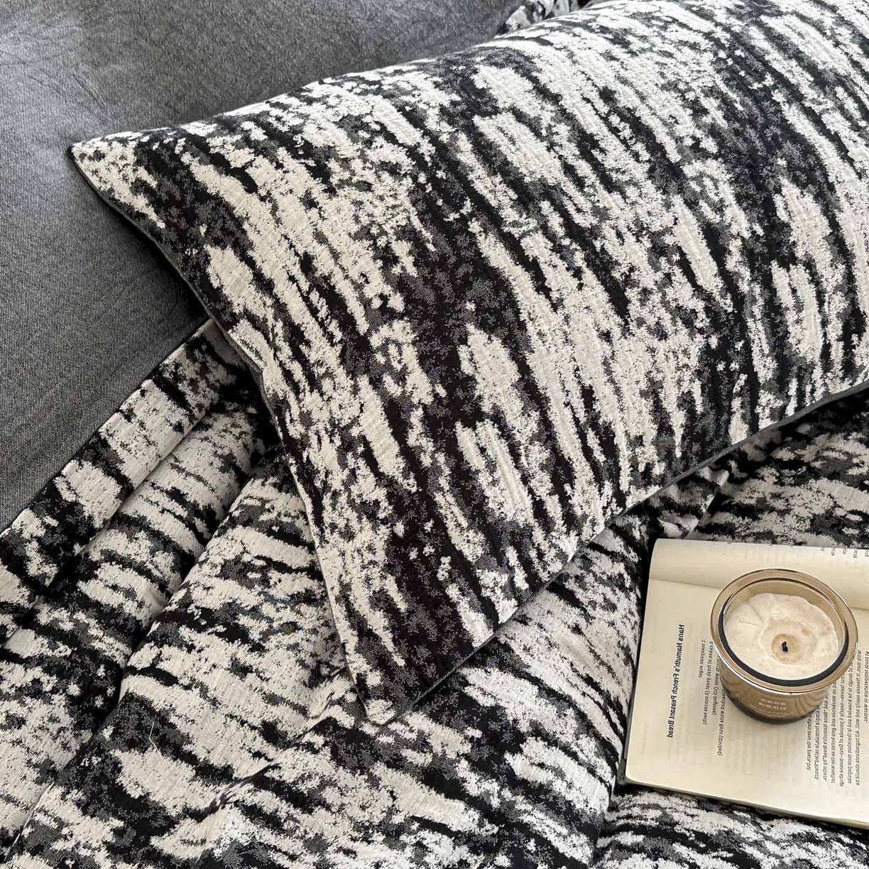 91家纺网 家纺一手货源 找家纺 莱茵家居 2026新款A类60支全棉纯棉复古侘寂风色织提花四件套-墨隙系列 墨隙-深灰