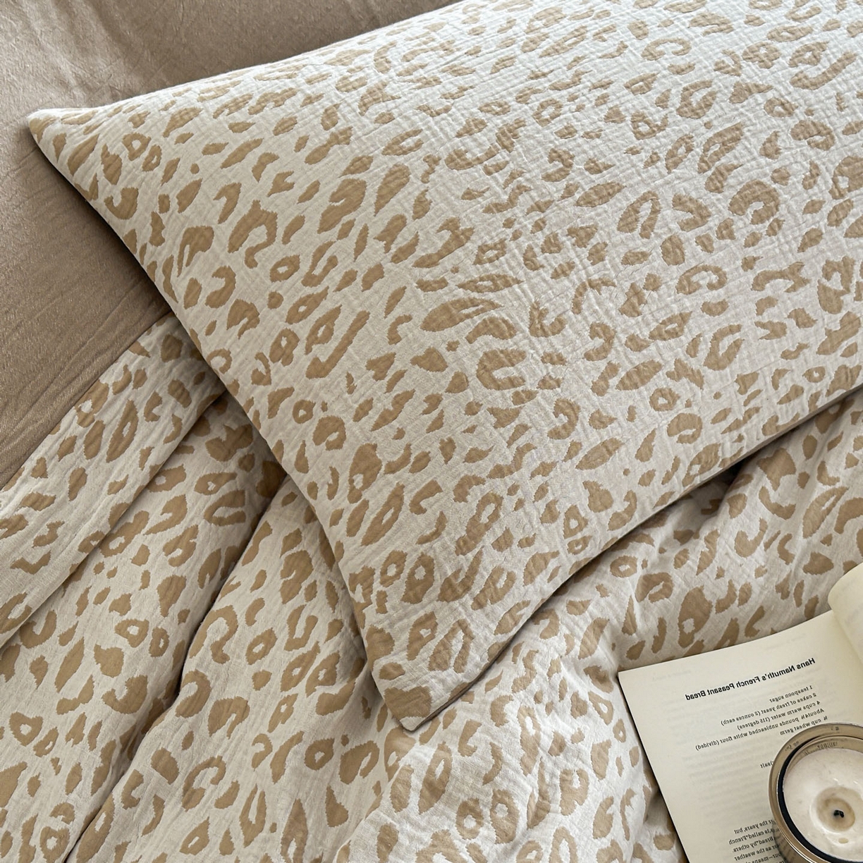 91家纺网 家纺一手货源 找家纺 莱茵家居 2026新款A类60支全棉纯棉复古侘寂风色织提花四件套-墨隙系列 豹纹-卡其