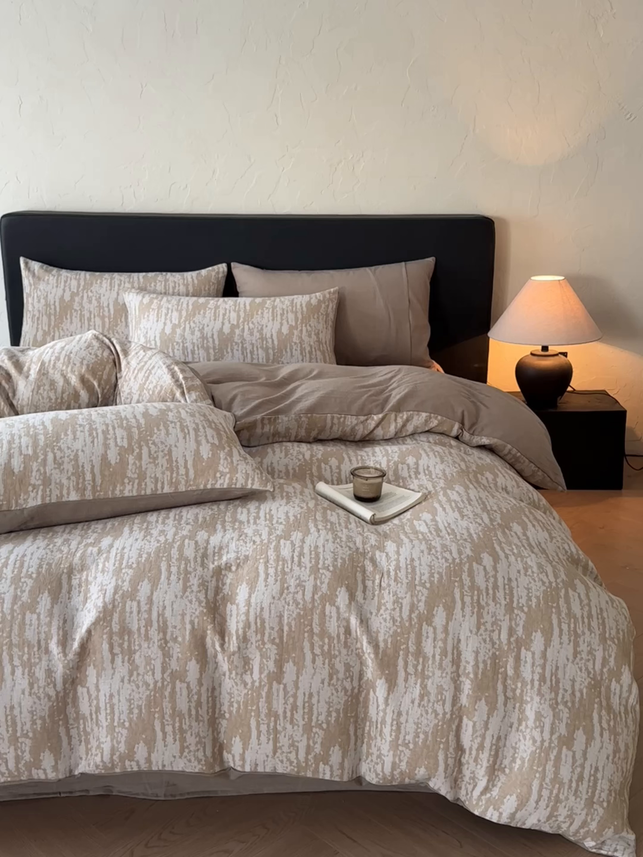 91家纺网 家纺一手货源 找家纺 莱茵家居 2026新款A类60支全棉纯棉复古侘寂风色织提花四件套-墨隙系列 豹纹-卡其