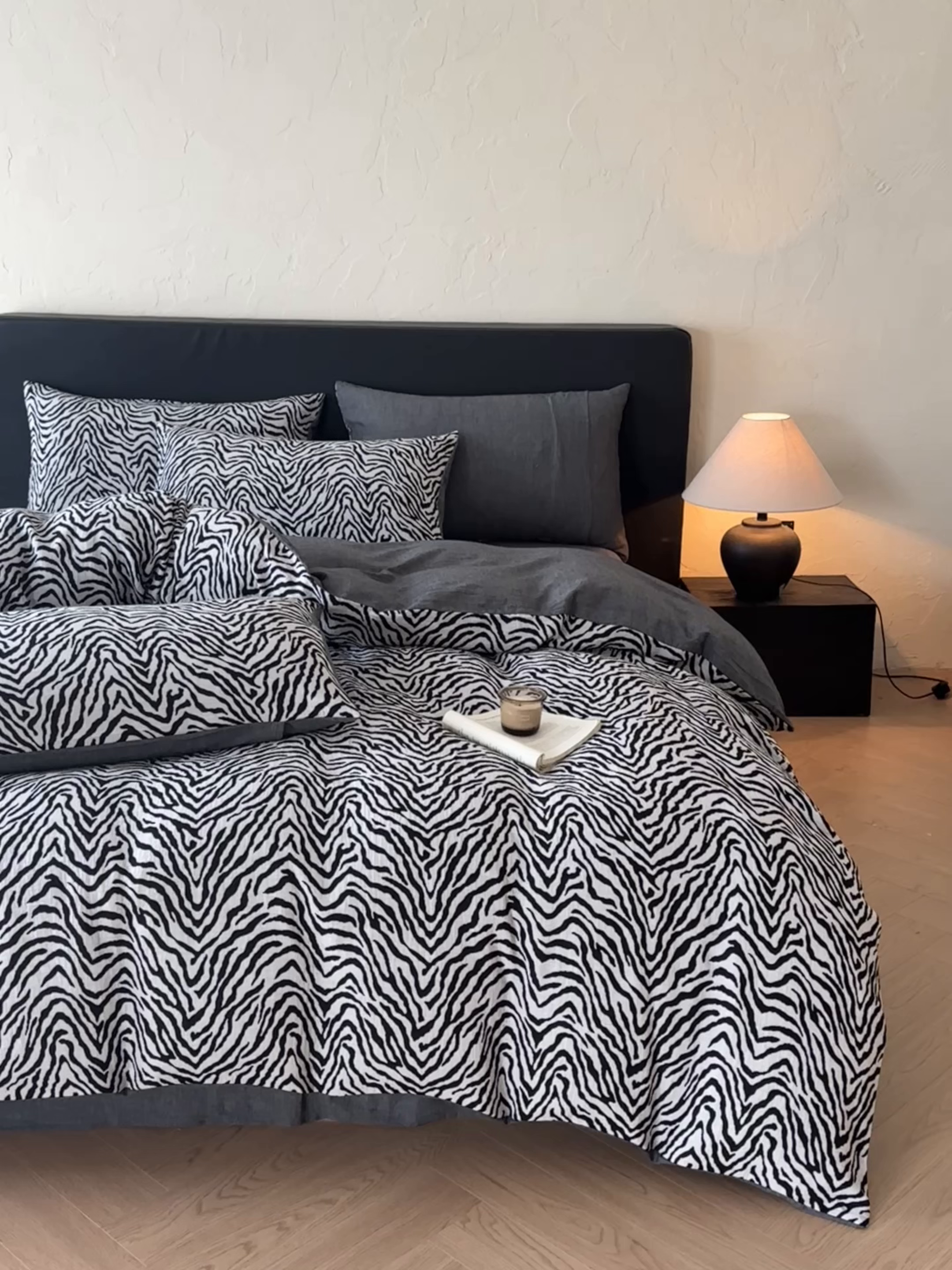 91家纺网 家纺一手货源 找家纺 （总）莱茵家居 2026新款A类60支全棉纯棉复古侘寂风色织提花四件套-墨隙系列