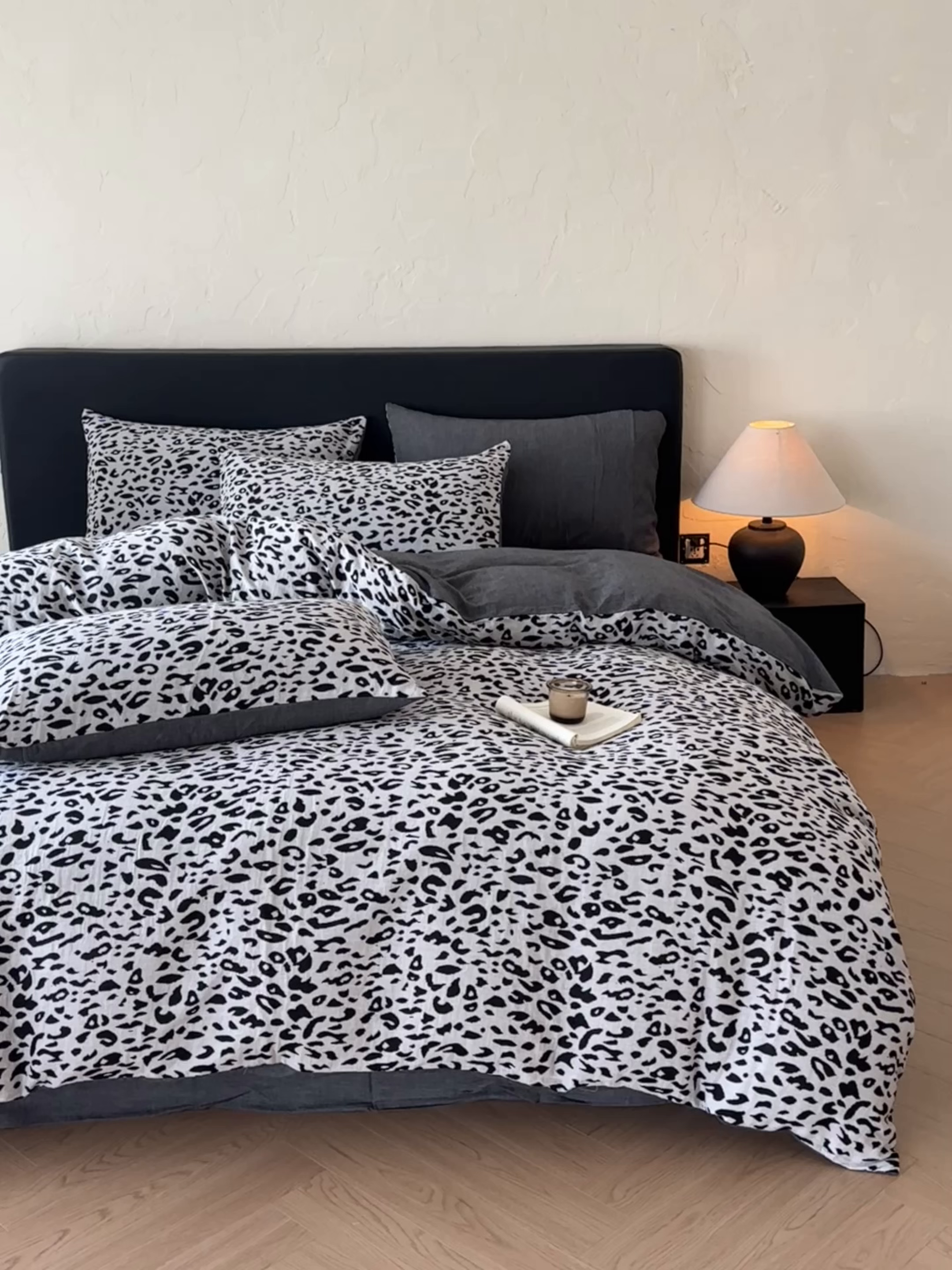 91家纺网 家纺一手货源 找家纺 莱茵家居 2026新款A类60支全棉纯棉复古侘寂风色织提花四件套-墨隙系列 豹纹-深灰