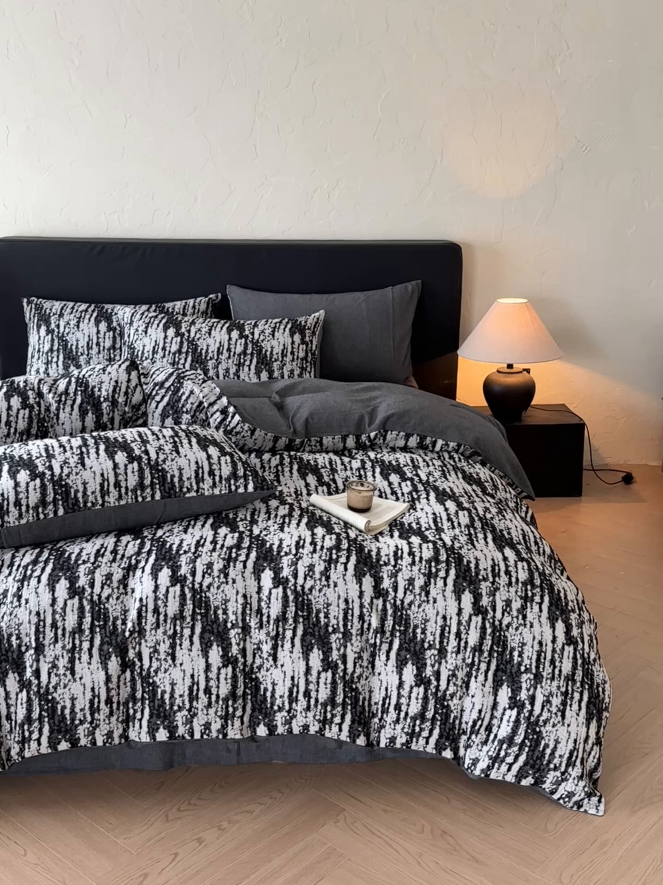 91家纺网 家纺一手货源 找家纺 莱茵家居 2026新款A类60支全棉纯棉复古侘寂风色织提花四件套-墨隙系列 墨隙-深灰