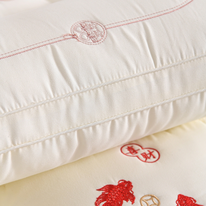 91家纺网 家纺一手货源 找家纺 （总）雅晨枕芯 2026新款绣花款遇见锦鲤分区定型枕学生枕头成人枕芯