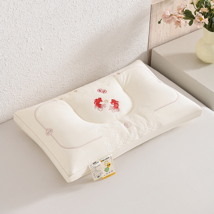 91家纺网 家纺一手货源 找家纺 （总）雅晨枕芯 2026新款绣花款遇见锦鲤分区定型枕学生枕头成人枕芯