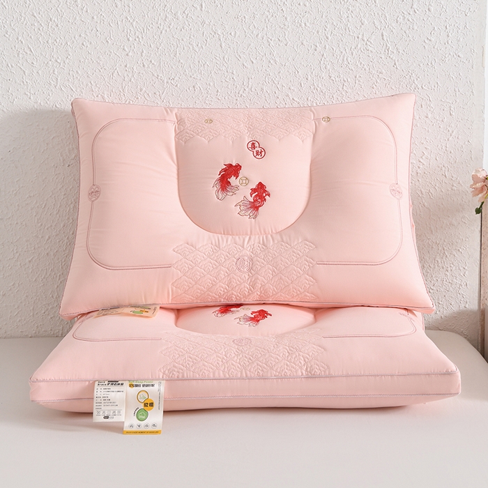 91家纺网 家纺一手货源 找家纺 雅晨枕芯 2026新款绣花款遇见锦鲤分区定型枕学生枕头成人枕芯 遇见锦鲤-粉色一对装
