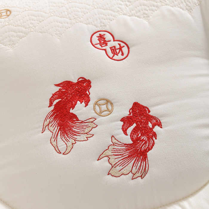 91家纺网 家纺一手货源 找家纺 （总）雅晨枕芯 2026新款绣花款遇见锦鲤分区定型枕学生枕头成人枕芯