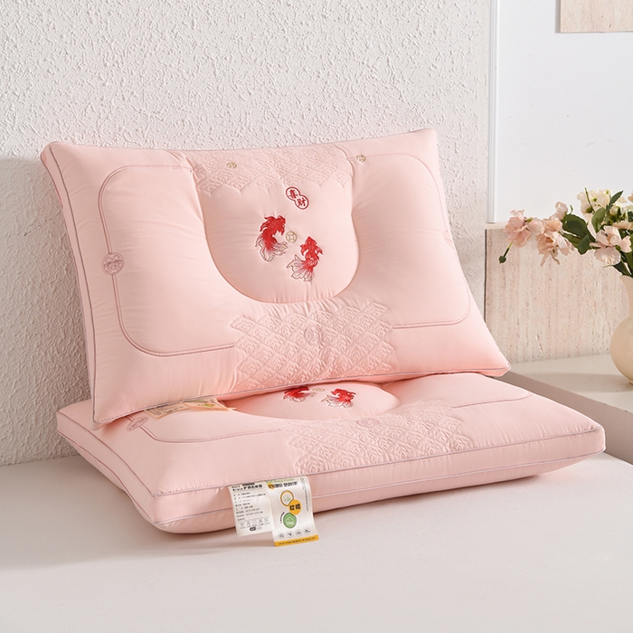 91家纺网 家纺一手货源 找家纺 雅晨枕芯 2026新款绣花款遇见锦鲤分区定型枕学生枕头成人枕芯 遇见锦鲤-粉色一对装