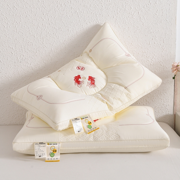 91家纺网 家纺一手货源 找家纺 雅晨枕芯 2026新款绣花款遇见锦鲤分区定型枕学生枕头成人枕芯 遇见锦鲤-白色单只装