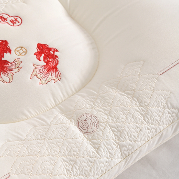 91家纺网 家纺一手货源 找家纺 雅晨枕芯 2026新款绣花款遇见锦鲤分区定型枕学生枕头成人枕芯 遇见锦鲤-白色单只装