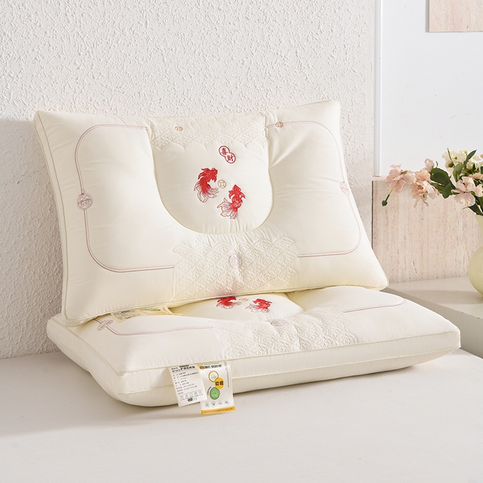 91家纺网 家纺一手货源 找家纺 雅晨枕芯 2026新款绣花款遇见锦鲤分区定型枕学生枕头成人枕芯 遇见锦鲤-白色单只装