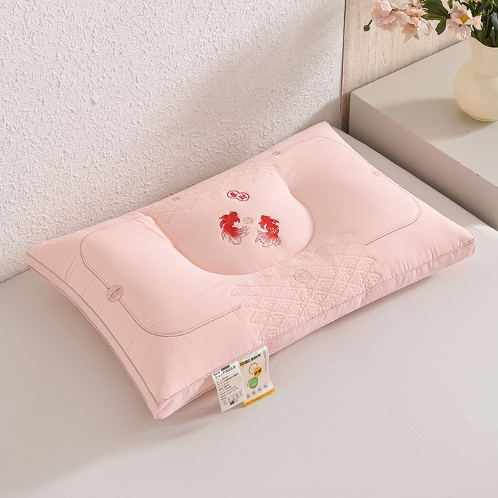 91家纺网 家纺一手货源 找家纺 雅晨枕芯 2026新款绣花款遇见锦鲤分区定型枕学生枕头成人枕芯 遇见锦鲤-粉色单只装