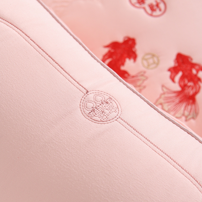 91家纺网 家纺一手货源 找家纺 雅晨枕芯 2026新款绣花款遇见锦鲤分区定型枕学生枕头成人枕芯 遇见锦鲤-粉色单只装